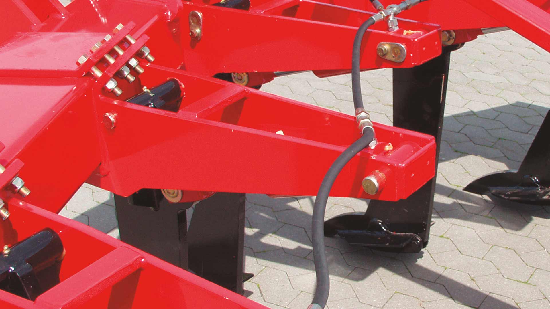 When dealing with stony soil types, the hydraulic stone protection system is the best choice. A cylinder on each tine ensures that the tines automatically swing upwards when hitting a rock.